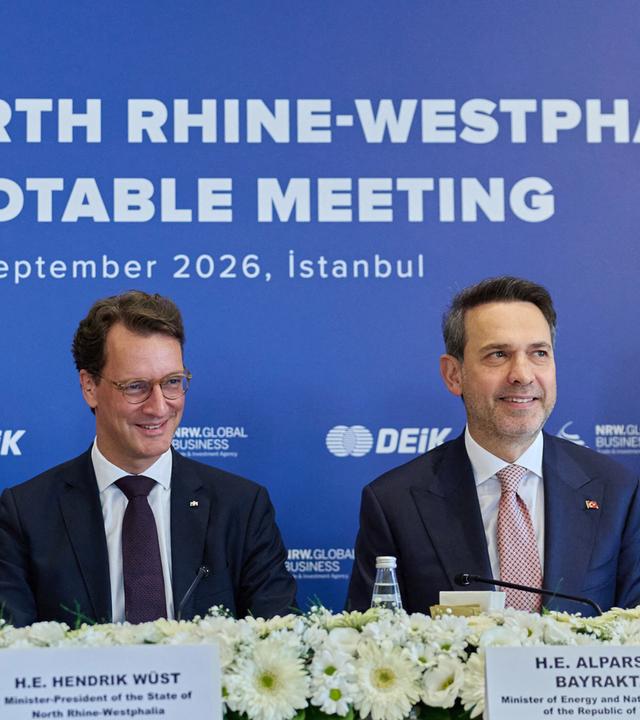 Ministerpräsident von Nordrhein-Westfalen, und Alparslan Bayraktar (r), Minister für Energie und Bodenschätze der Türkei, sowie Vertreter deutscher und türkischer Unternehmen kommen zur Nordrhein-Westfalen -Türkei Wirtschaftskonferenz zusammen
