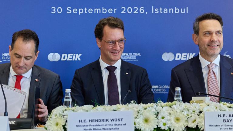 Ministerpräsident von Nordrhein-Westfalen, und Alparslan Bayraktar (r), Minister für Energie und Bodenschätze der Türkei, sowie Vertreter deutscher und türkischer Unternehmen kommen zur Nordrhein-Westfalen -Türkei Wirtschaftskonferenz zusammen