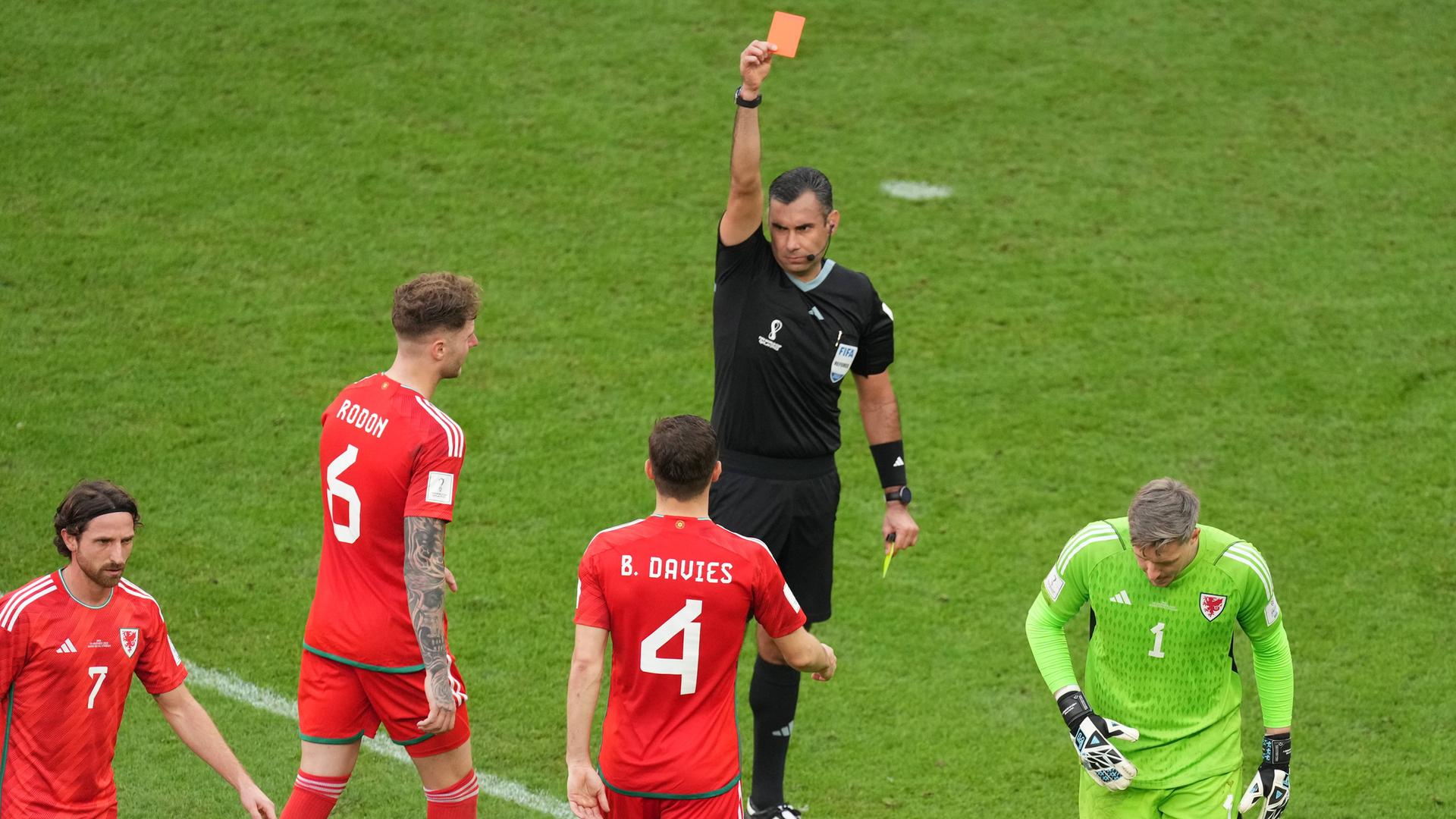 Wales - Iran, WM 2022: Referee Mario Escobar zeigt Torwart Wayne Hennessey (rechts) die Rote Karte