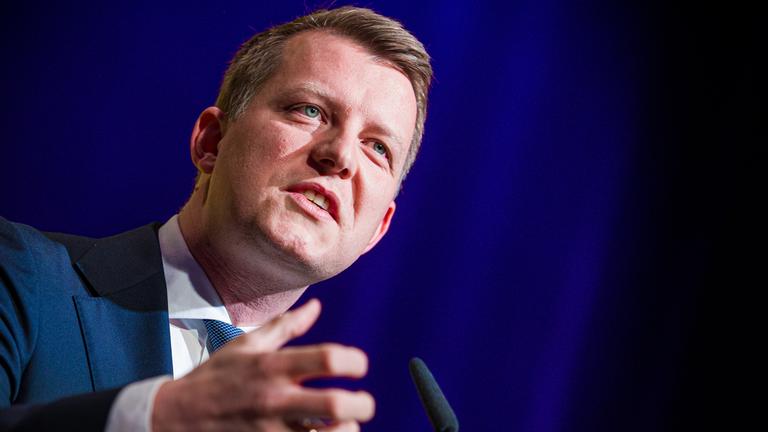 Henning Höne, Landesvorsitzender der FDP Nordrhein-Westfalen, spricht auf dem Landesparteitag der FDP Niedersachsen.