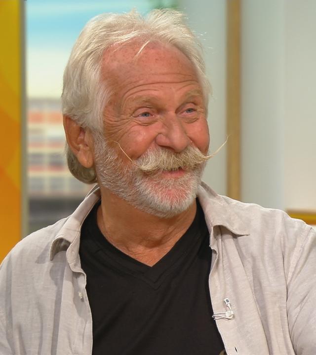 Das Bild zeigt Musiker und Schauspieler Henning Krautmacher am "Volle Kanne"-Frühstückstisch.