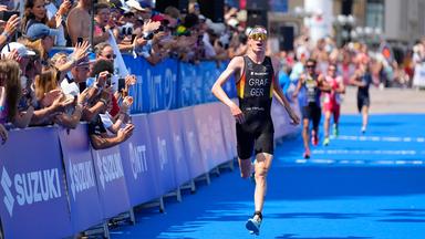 Der deutsche Triathlet Henry Graf erreicht als Drittplatzierter das Ziel beim Triathlon in Hamburg