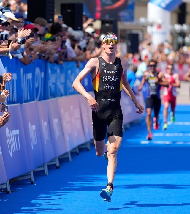 Der deutsche Triathlet Henry Graf erreicht als Drittplatzierter das Ziel beim Triathlon in Hamburg