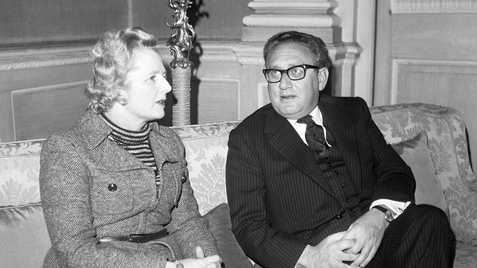 Henry Kissinger beim Frühstück im Claridges Hotel am 18.02.1975.