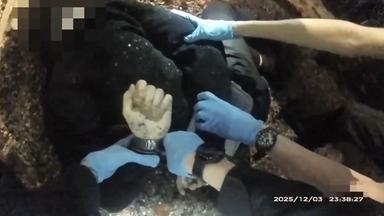 Dieser aus einem Bodycam-Video stammende Screenshot – aufgenommen am 3. Dezember 2025 und am 2. Juni 2026 von der Hampshire & Isle of Wight Constabulary an die AFP übermittelt – zeigt den 18-jährigen Studenten Henry Nowak, wie er kurz vor seinem Tod von der Polizei in Handschellen gelegt wird