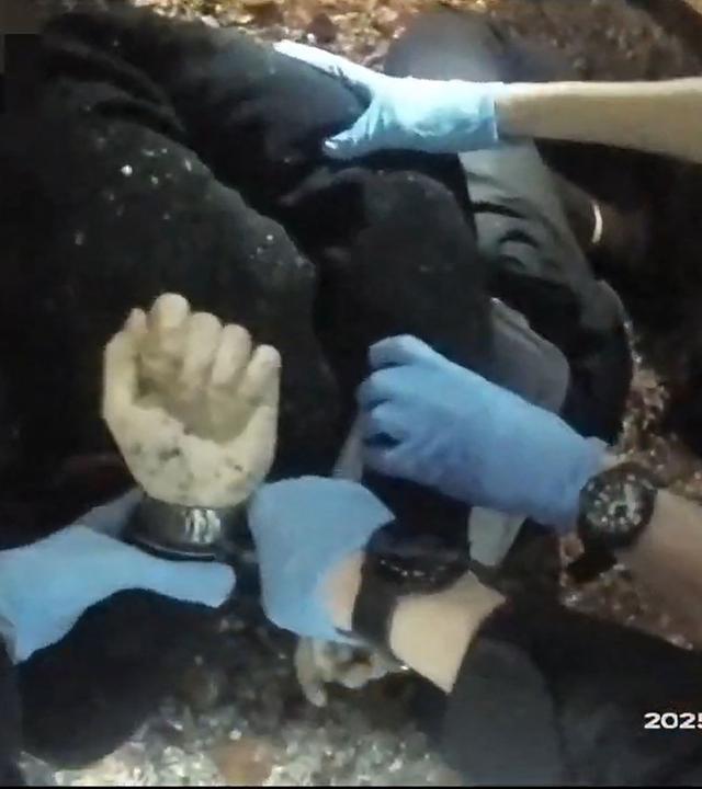 Dieser aus einem Bodycam-Video stammende Screenshot – aufgenommen am 3. Dezember 2025 und am 2. Juni 2026 von der Hampshire & Isle of Wight Constabulary an die AFP übermittelt – zeigt den 18-jährigen Studenten Henry Nowak, wie er kurz vor seinem Tod von der Polizei in Handschellen gelegt wird