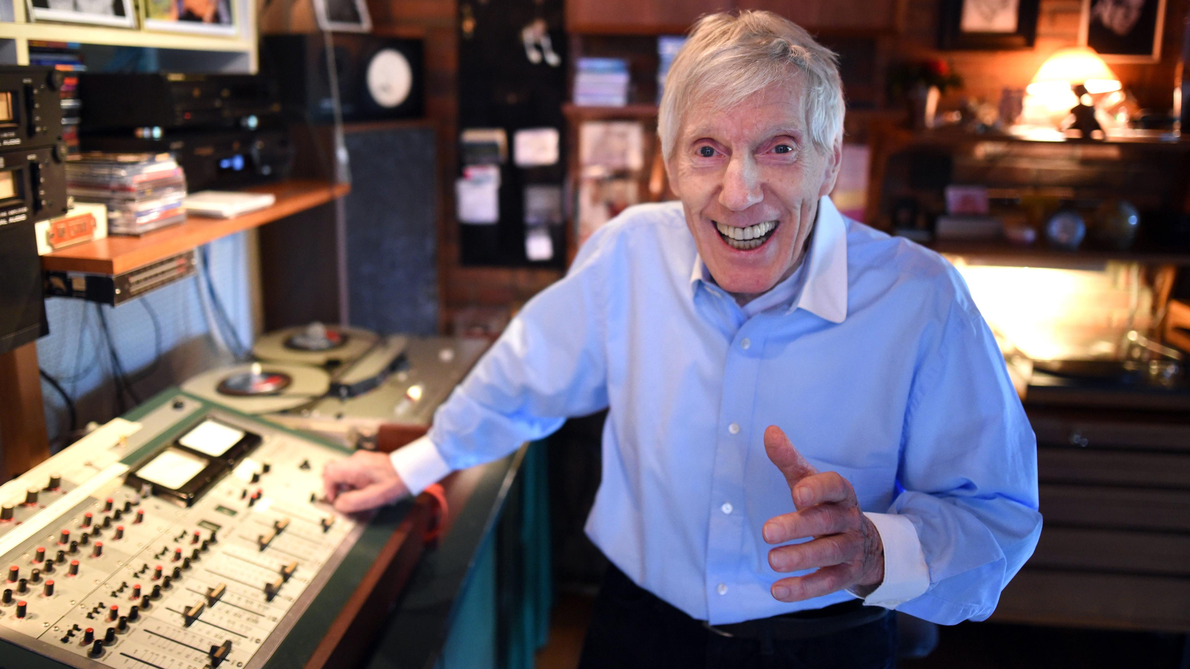 Archiv: Der Musiker Hans Blum, bekannt als "Henry Valentino", demonstriert in seinem Wohnzimmer die Musiktechnik der 60er Jahre.