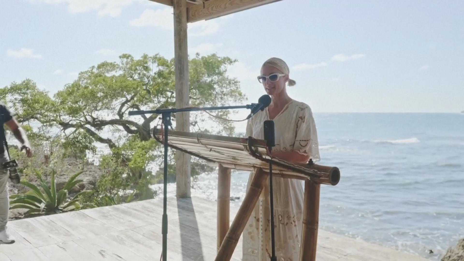 Paris Hilton vor dem Meer 