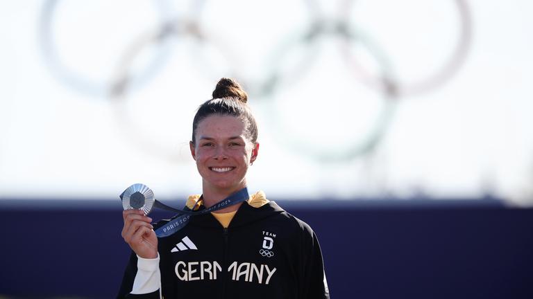 10.08.2024, Olympia 2024, Golf, Einzel, Damen, 4. Runde: Esther Henseleit aus Deutschland zeigt nach der Siegerehrung ihre Silbermedaille.