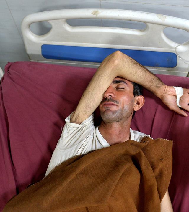 Ein Patient mit Hepatitis wird am Internationalen Hepatitis-Tag im Lady Reading Government Hospital in Peshawar, Pakistan, medizinisch behandelt.
