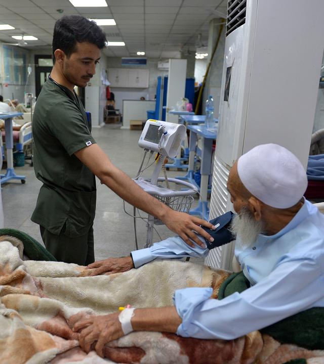 Ein Patient mit Hepatitis wird am Internationalen Hepatitis-Tag im Lady Reading Government Hospital in Peshawar, Pakistan, medizinisch behandelt.