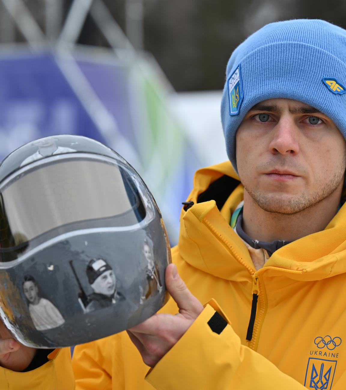 Wladislaw Heraskewytsch (Ukraine) zeigt seinen Helm.