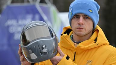 Wladislaw Heraskewytsch (Ukraine) zeigt seinen Helm.