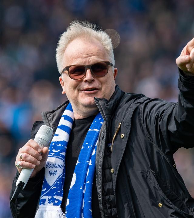 Archiv:  Herbert Grönemeyer singt vor dem Spiel des VfL Bochum. 