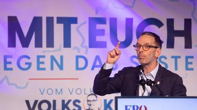 Herbert Kickl von der FPÖ aus Österreich steht an einem Rednerpult bei einer Veranstaltung mit dem Titel "Mit euch gegen das System" am 24.Mai 2024.