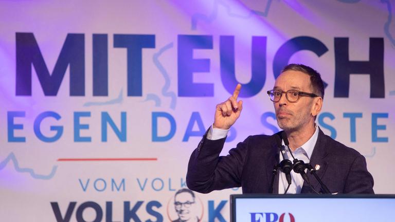 Herbert Kickl von der FPÖ aus Österreich steht an einem Rednerpult bei einer Veranstaltung mit dem Titel "Mit euch gegen das System" am 24.Mai 2024.
