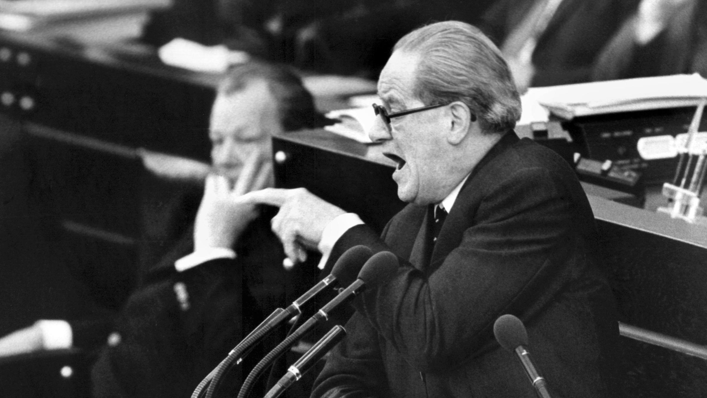 Der damalige SPD-Fraktionsführer Herbert Wehner während einer temperamentvollen Debatte am Rednerpult im Bundestag am 11.05.1973.