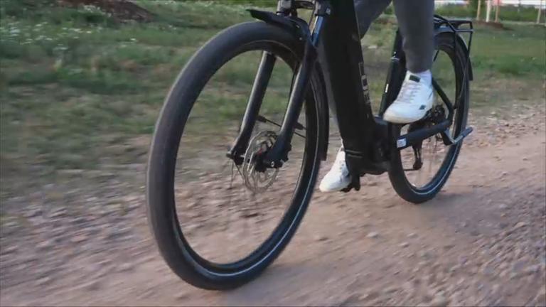 Ein E-Bike auf Schotterweg.