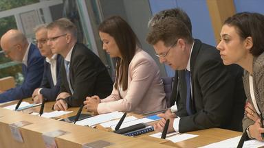 Dei Pressekonferenz zum Herbstgutachten führender Wirtschaftsinstitutionen