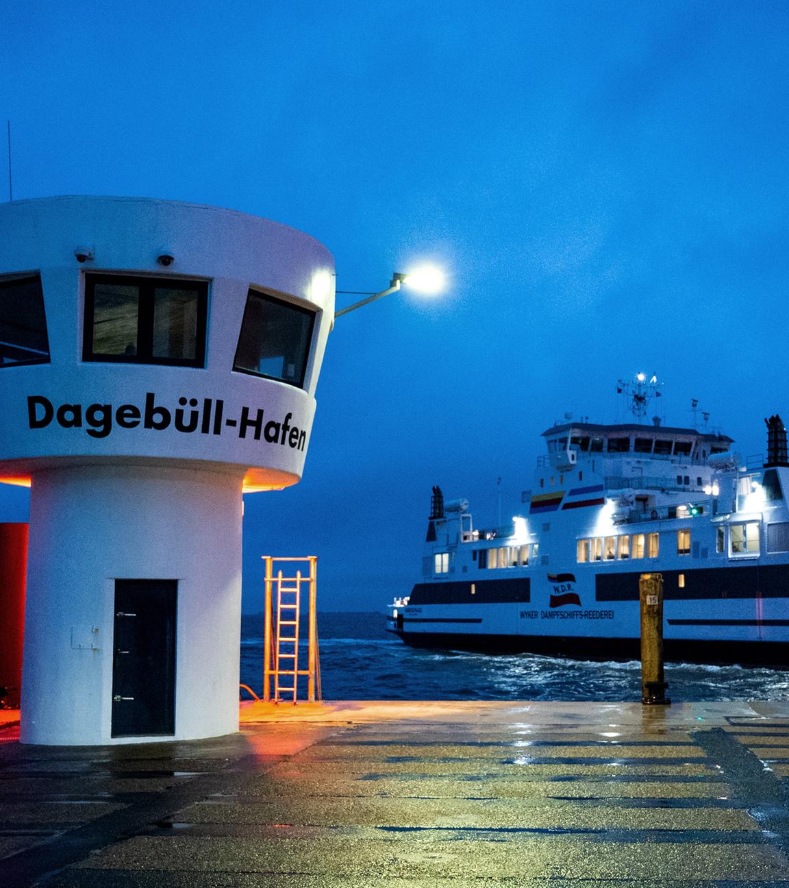 Eine Fähre fährt auf der Nordsee in den Wellen am 15.09.2025