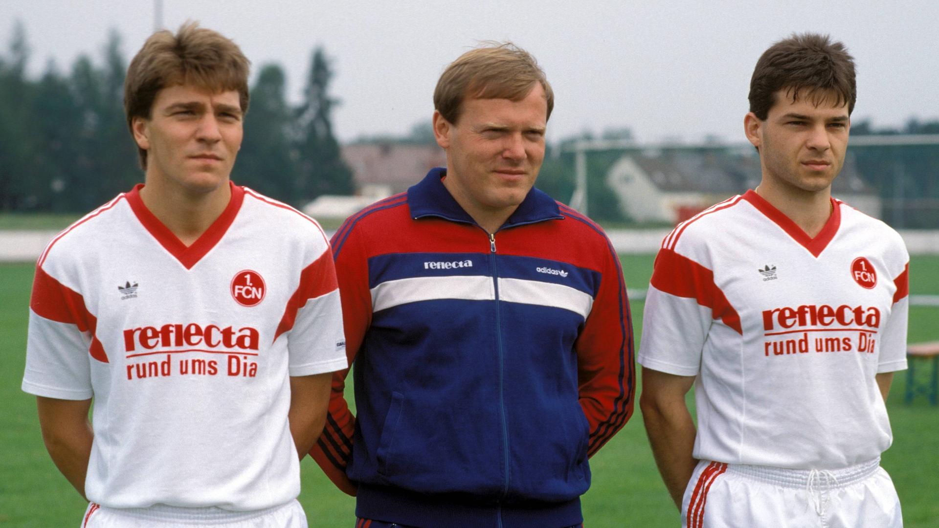 Trainer Hermann Gerland (Mitte) mit seinen Neuzugängen Günter Drews (li.) und Thomas Klein des 1. FC Nürnberg bei der 1. Bundesligasaison 1989/1990.