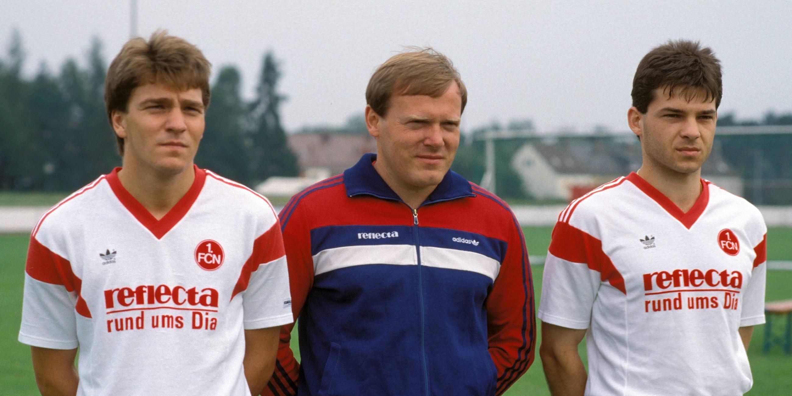 Trainer Hermann Gerland (Mitte) mit seinen Neuzugängen Günter Drews (li.) und Thomas Klein des 1. FC Nürnberg bei der 1. Bundesligasaison 1989/1990.