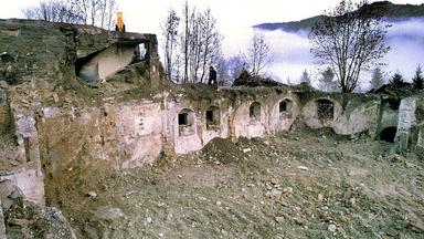 Die Reste der Grundmauern des ehemaligen Ferienhauses von Reichsmarschall Hermann Göring auf dem Obersalzberg, aufgenommen am 24.02.2000
