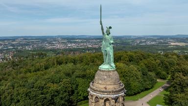 Blick auf das Hermannsdenkmal, Deutschlands größte Statue, in den Höhen des Teutoburger Waldes. (Archiv)