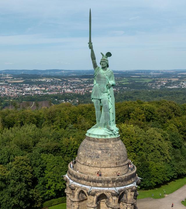 Blick auf das Hermannsdenkmal, Deutschlands größte Statue, in den Höhen des Teutoburger Waldes. (Archiv)