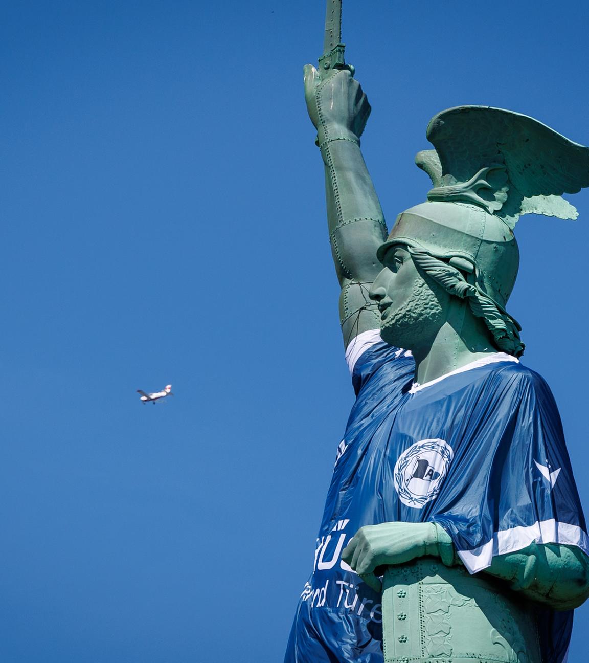 Das Hermannsdenkmal trägt das Trikot vom Fußball-Verein DSC Arminia Bielefeld. 