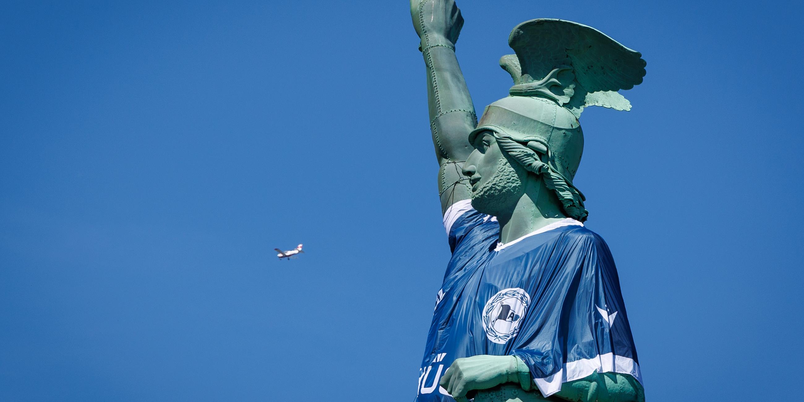 Das Hermannsdenkmal trägt das Trikot vom Fußball-Verein DSC Arminia Bielefeld. 