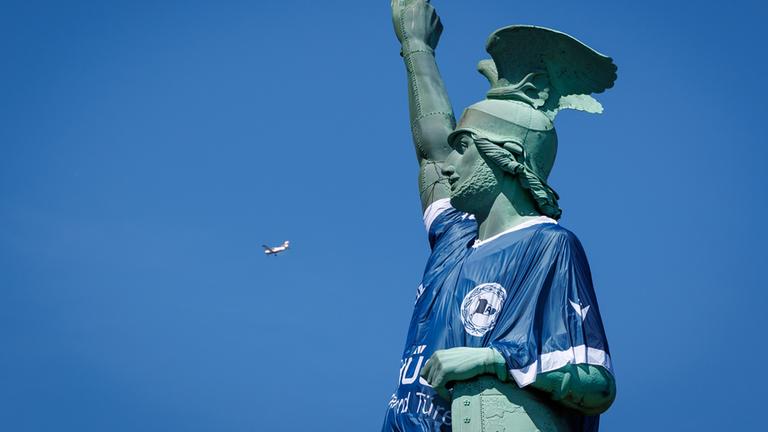 Das Hermannsdenkmal trägt das Trikot vom Fußball-Verein DSC Arminia Bielefeld. 
