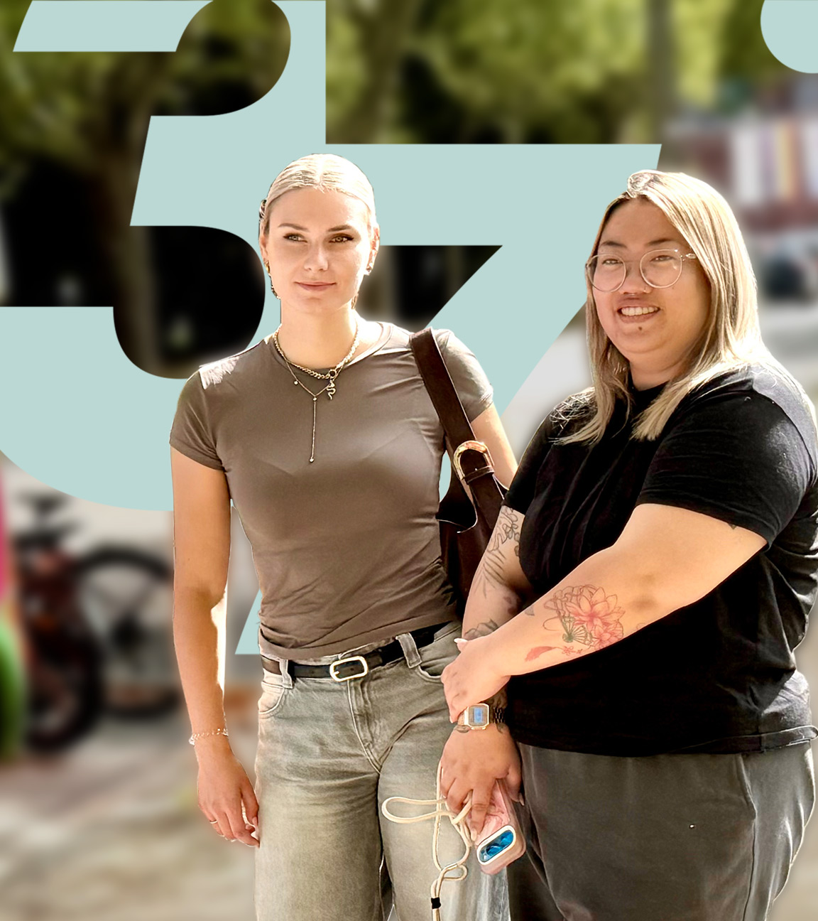 Anna Lena und Trucy stehen vor einem bunten Wohnmobil.