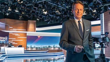 Moderator Rudi Cerne steht im Studio von "Aktenzeichen XY... Ungelöst"