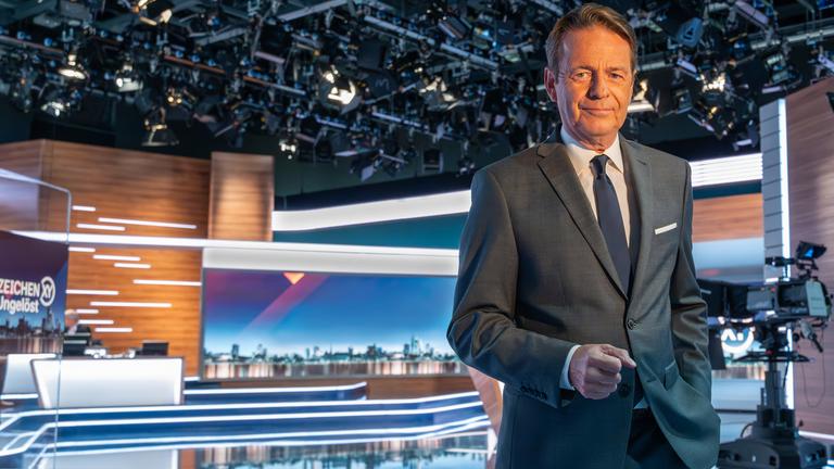 Moderator Rudi Cerne steht im Studio von "Aktenzeichen XY... Ungelöst"