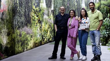 Die Schauspielerinnen und Schauspieler der Serie "Doppelhaushälfte" stehen nebeneinander in Studiodekoration. eine Person hält eine Filmklappe in der Hand: v.l. Milan Peschel als Andi Knuppe, Maryam Zaree als Mari Sawadi, Minh-Khai Phan-Thi als Tracy Knuppe, Benito Bause als Theo Kröger.