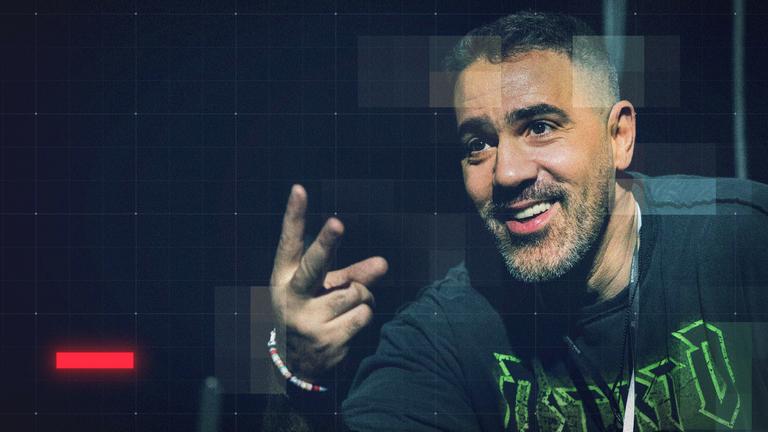 Der Rapper Bushido steht während eines Konzerts auf der Bühne. 