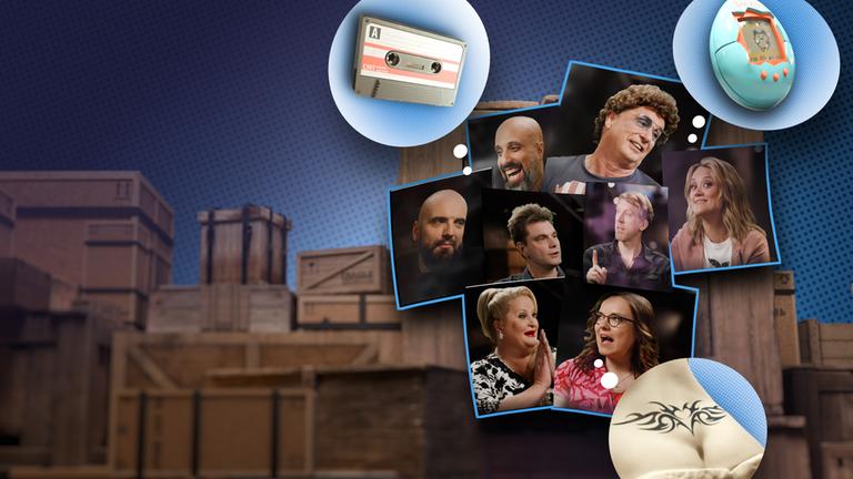 Collage: Zahlreiche verschlossene Holzkisten übereinandergestapelt vor blauem Hintergrund. Rechts die Portraits vieler deutscher Comedians, von denen Gedankenblasen aufsteigen. Innerhalb dieser Gedankenblasen sind ein Arschgeweih, eine Kassette und ein Tamagotchi zu sehen.