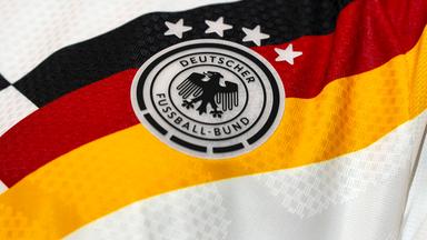 eine Kleiderpuppe mit dem Heim-Trikot der Deutschen Nationalmannschaft von Adidas. Detail Bundesadler DFB-Logo, 4 Sterne