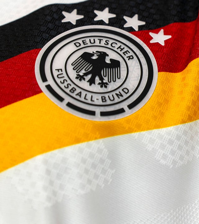eine Kleiderpuppe mit dem Heim-Trikot der Deutschen Nationalmannschaft von Adidas. Detail Bundesadler DFB-Logo, 4 Sterne