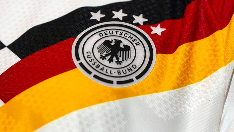 eine Kleiderpuppe mit dem Heim-Trikot der Deutschen Nationalmannschaft von Adidas. Detail Bundesadler DFB-Logo, 4 Sterne