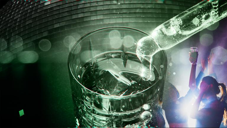 Aus einer kleinen Glasamppulle fließt klare Flüssigkeit in ein mit Eiswürfeln und klarer Flüssigkeit gefülltes Glas. Auf der rechten Seite dieser Montage tanzen Frauen, am oberen Bildrand ist eine überdimensionierte Disko-Kugel abgebildet.