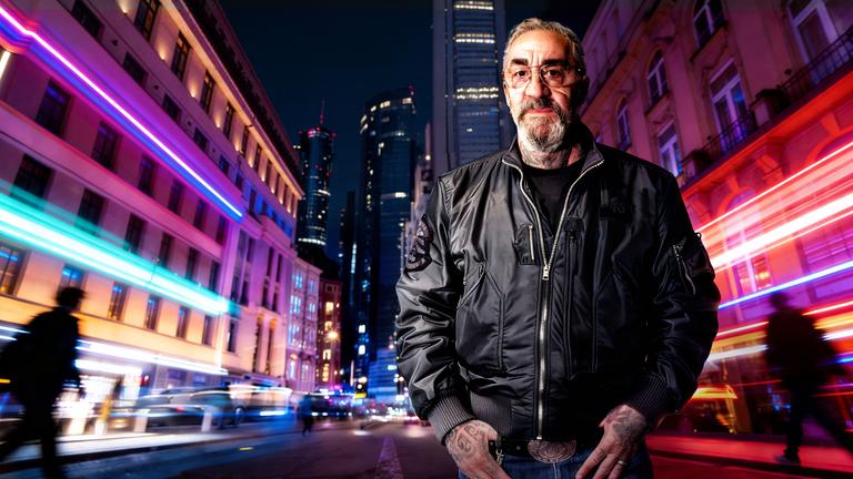 Streetworker Roberto Carelli mit verschränkten Armen vor dem Nachtbus und der Drogenhilfe "Eastside"