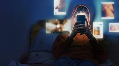 „Generation Porno“: Jugendliche Person im Kapuzenpulli sitzt im dunklen Zimmer auf einem Bett, das Gesicht vom Smartphone verdeckt und erleuchtet; rundherum erscheinen unscharfe Vorschaufenster expliziter Online-Inhalte.