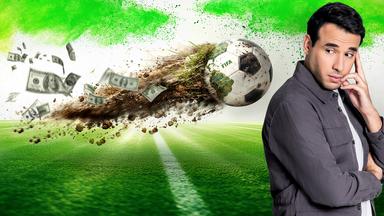 Ein FIFA WM-Fußball fliegt durch die Luft und zieht dabei einen Schweif aus Erde, Dreck und Geldscheinen hinter sich her. Sherif Rizkallah beobachtet die Szene nachdenklich.