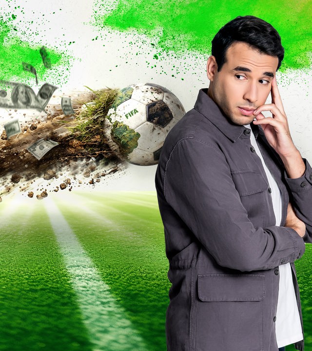 Ein FIFA WM-Fußball fliegt durch die Luft und zieht dabei einen Schweif aus Erde, Dreck und Geldscheinen hinter sich her. Sherif Rizkallah beobachtet die Szene nachdenklich.
