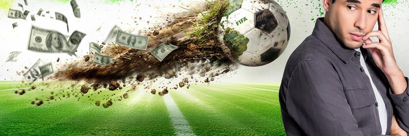 Ein FIFA WM-Fußball fliegt durch die Luft und zieht dabei einen Schweif aus Erde, Dreck und Geldscheinen hinter sich her. Sherif Rizkallah beobachtet die Szene nachdenklich.