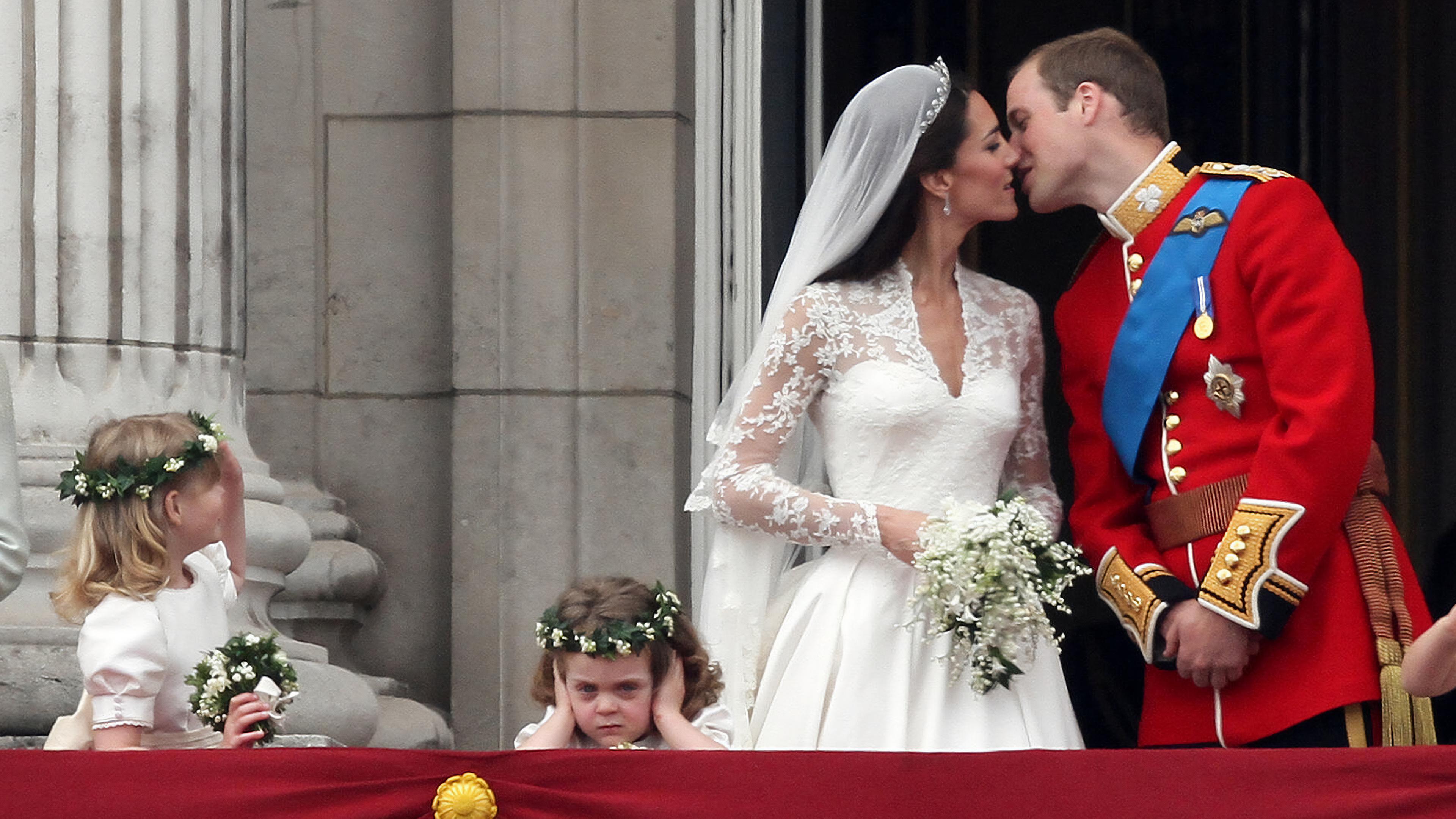 Kate und Williams küssen sich nach ihrer Hochzeit