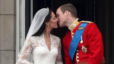 Kate und Williams küssen sich nach ihrer Hochzeit
