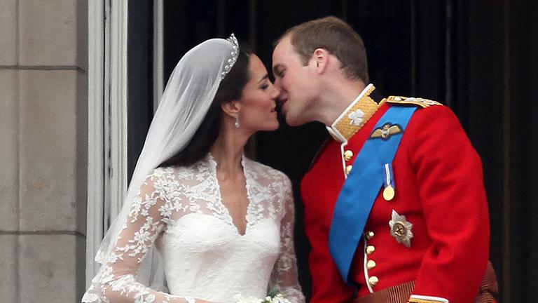 Kate und Williams küssen sich nach ihrer Hochzeit